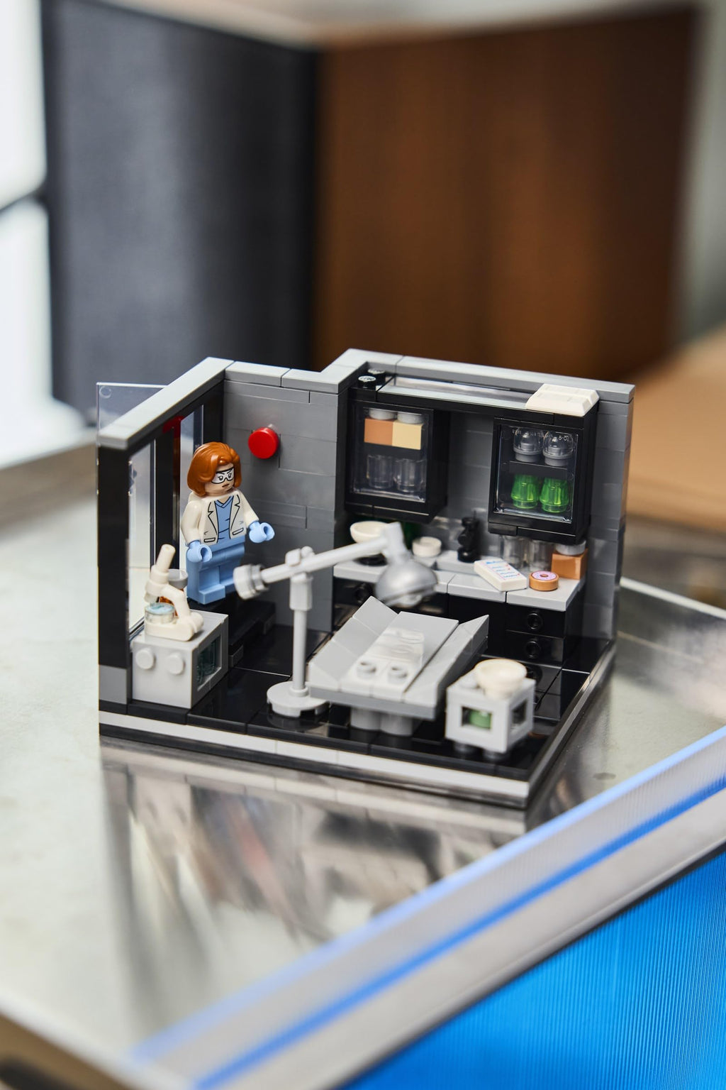 LEGO Ideas The X-Files Scully's Lab Set 40896 – 221 Pieces, FBI National Academy Lab with Dana Scully Minifigure & Reversible Goggles Head | Sci-Fi Gift