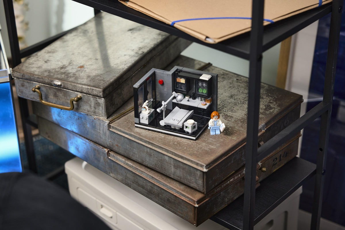 LEGO Ideas The X-Files Scully's Lab Set 40896 – 221 Pieces, FBI National Academy Lab with Dana Scully Minifigure & Reversible Goggles Head | Sci-Fi Gift
